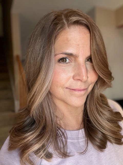 Front view of the same bronde blowout, with lighter pieces framing the face.